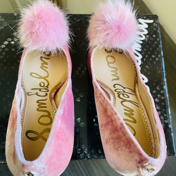 Sam Edelman Women’s 7.5 Haroldson Rose Velvet pumps with pompoms - Picture 2 of 4